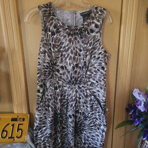 Pretty animal-like print Sz 10 by Chapter One - has an interesting neck/ waist
